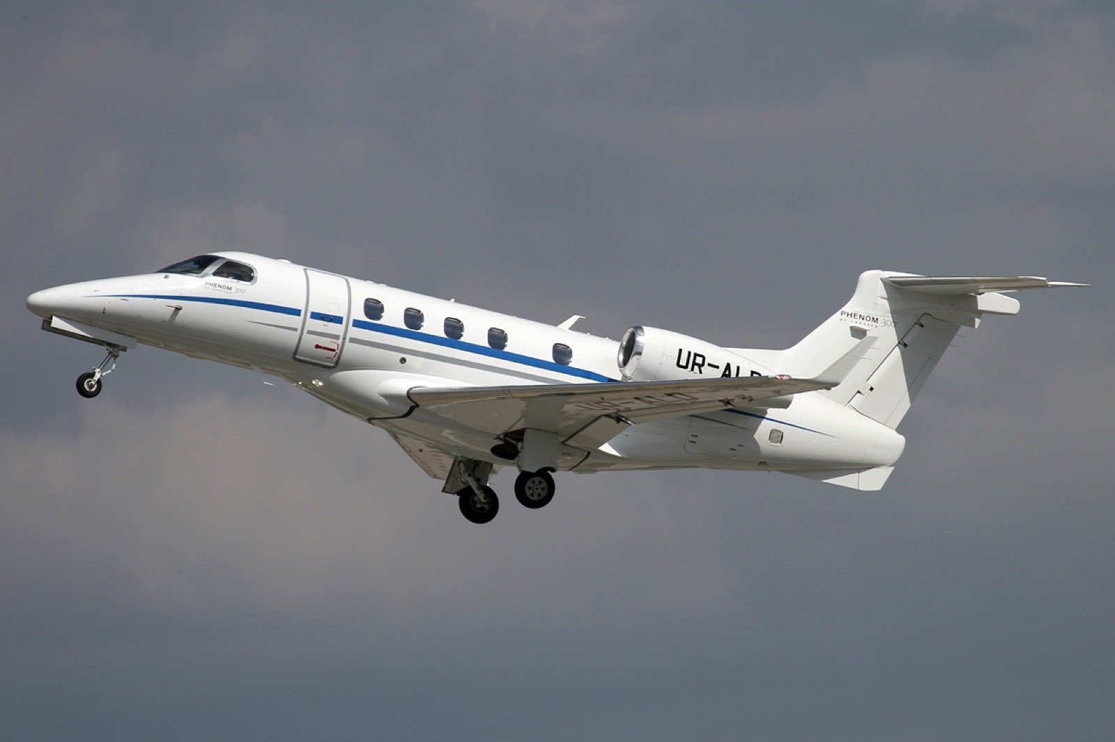 Phenom 300 repositioning flight, source of last minute empty leg deals